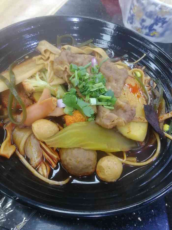 晚上没有饭吃在观音桥好吃街转了一圈最后决定吃这个曹氏热卤位置就在