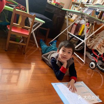 现在的小学生确实压力还是比较大的在天性喜欢玩的年纪