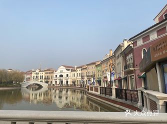 价格实惠要比新款和正价店都便宜很多。折扣力度特别大