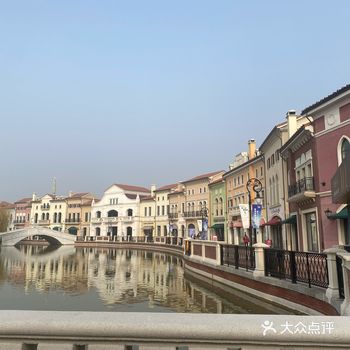 价格实惠要比新款和正价店都便宜很多。折扣力度特别大