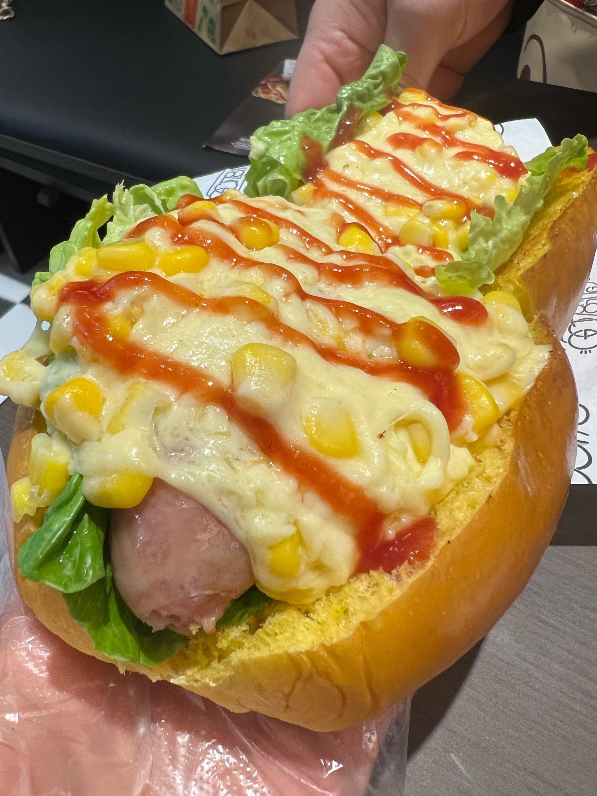 比脸还大的热狗满满浇头哟