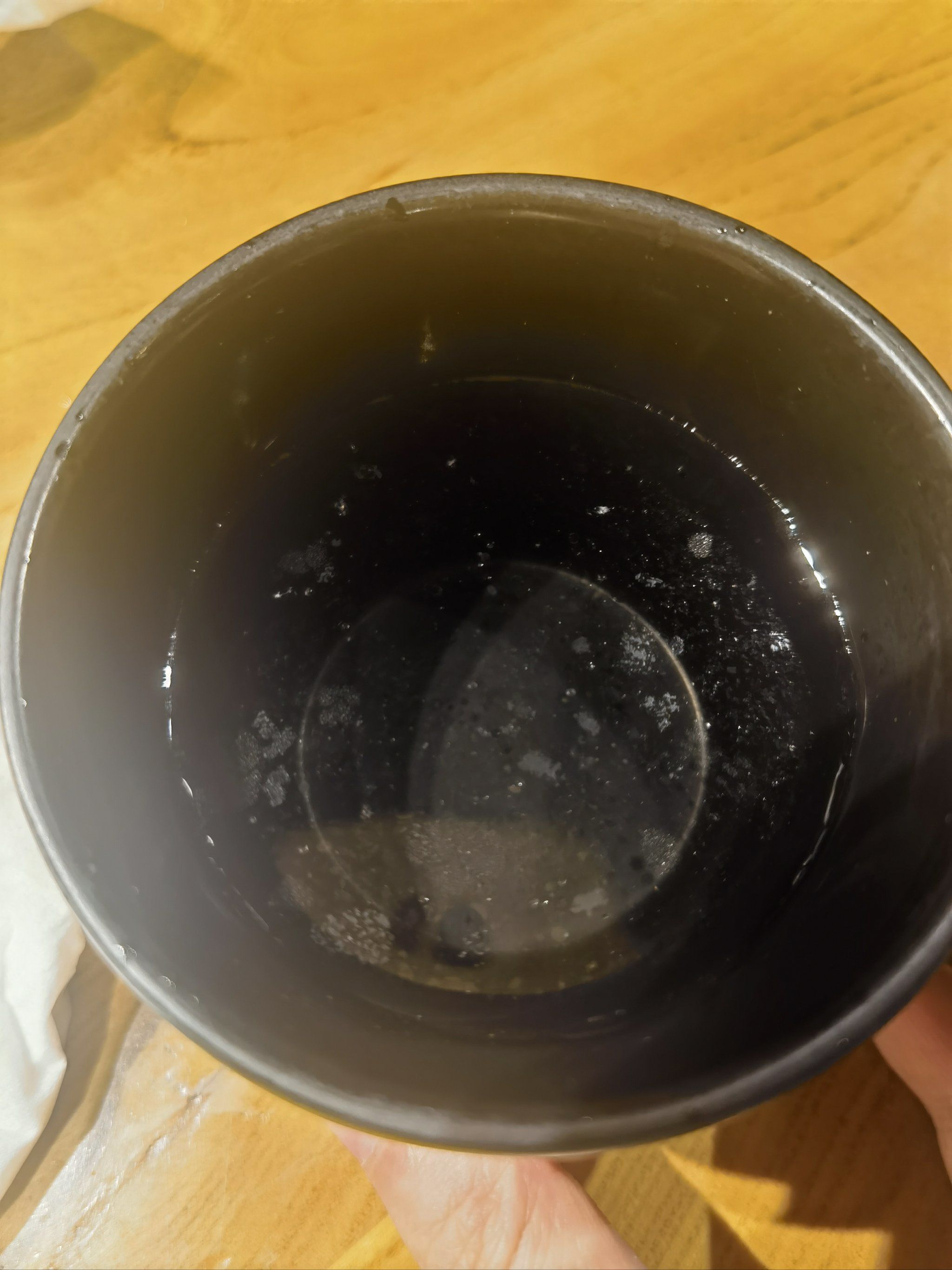 真的从来没见过
水杯是脏的,水倒在里面还能看到油状悬浮物
调味