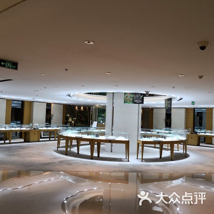 七彩云南翡翠旗分店(七彩云南翡翠官网商城)