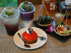 -Chom Cafe and Restaurant