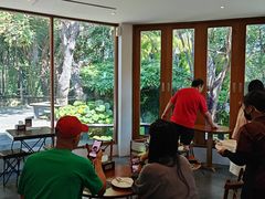 -Chom Cafe and Restaurant