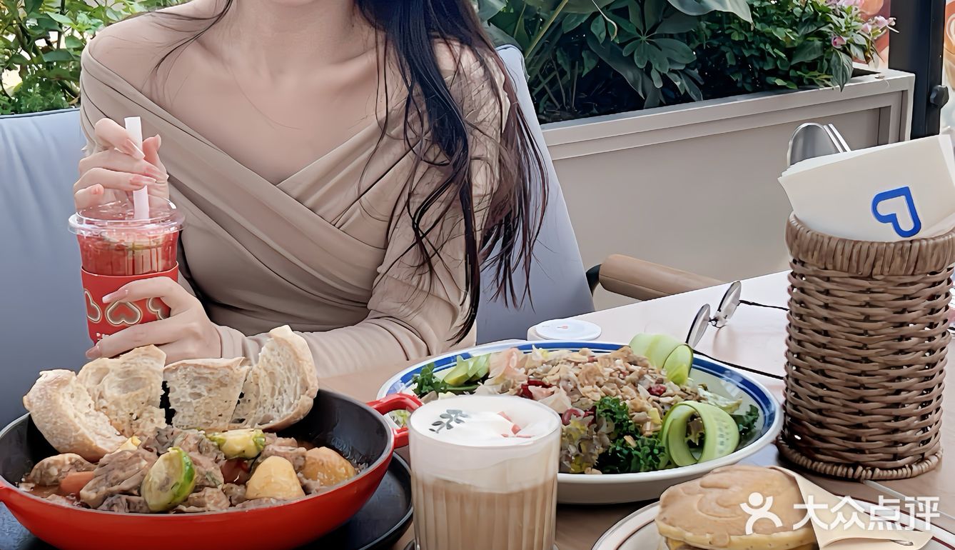 广州天环！露天餐位太chill 啦……