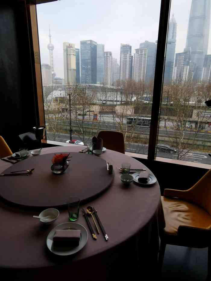 环境环境给个好评新荣记的几家店选址都是ok的外滩这家店夜景漂亮可以