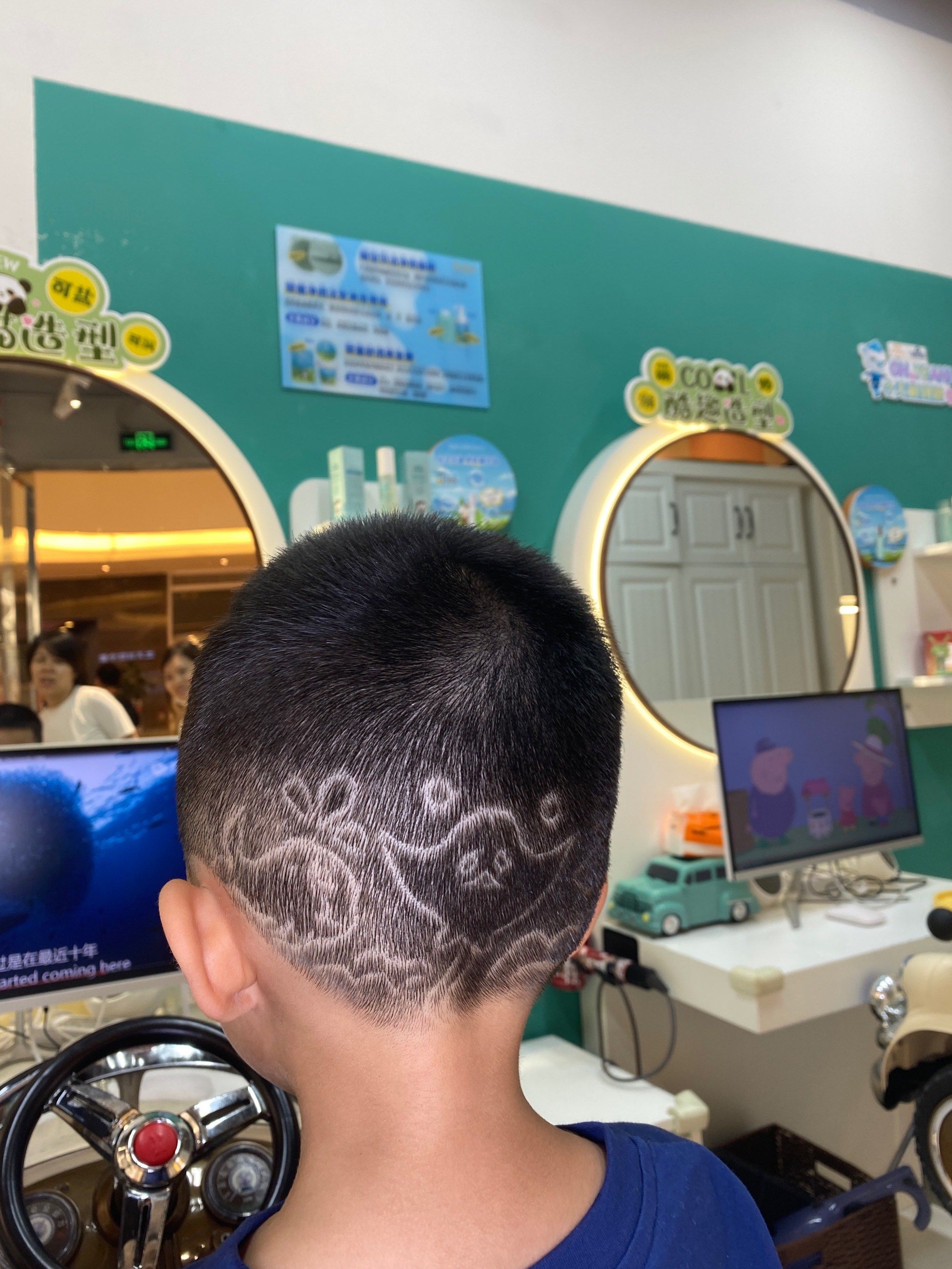 想象一下,孩子们的头发被巧妙地修剪成海豚的跳跃,海星的优雅或者章鱼