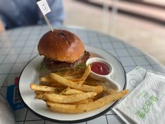 经典手打牛肉堡-龙治汉堡(中华城店)