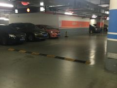 -绿地缤纷城-停车场