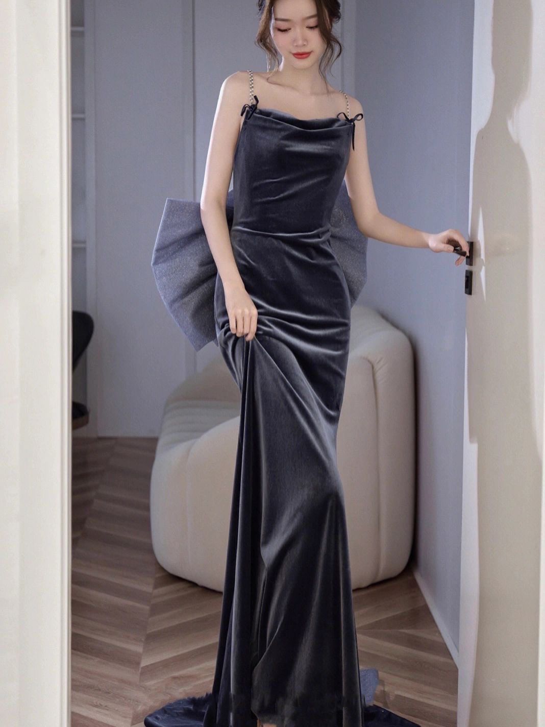 美爆了 清冷氛围感蓝色丝绒露背鱼尾礼服