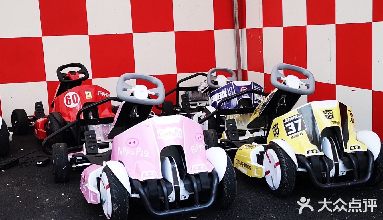 开在城市天台的游乐园 骑着小马转一转