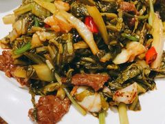 自制酸菜炒牛肉-宏记广东客家菜(丰汇店)
