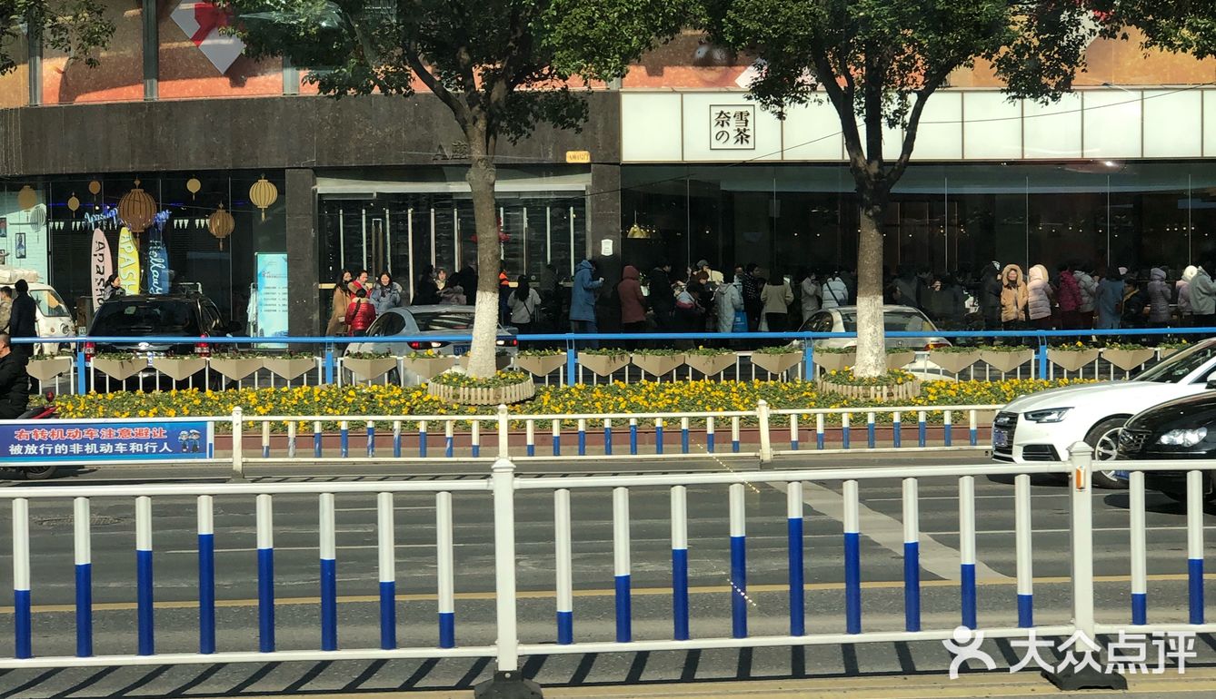 开业消费饮料送欧包；这是下午2点隔着马路看到的排队场景