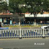 开业消费饮料送欧包；这是下午2点隔着马路看到的排队场景