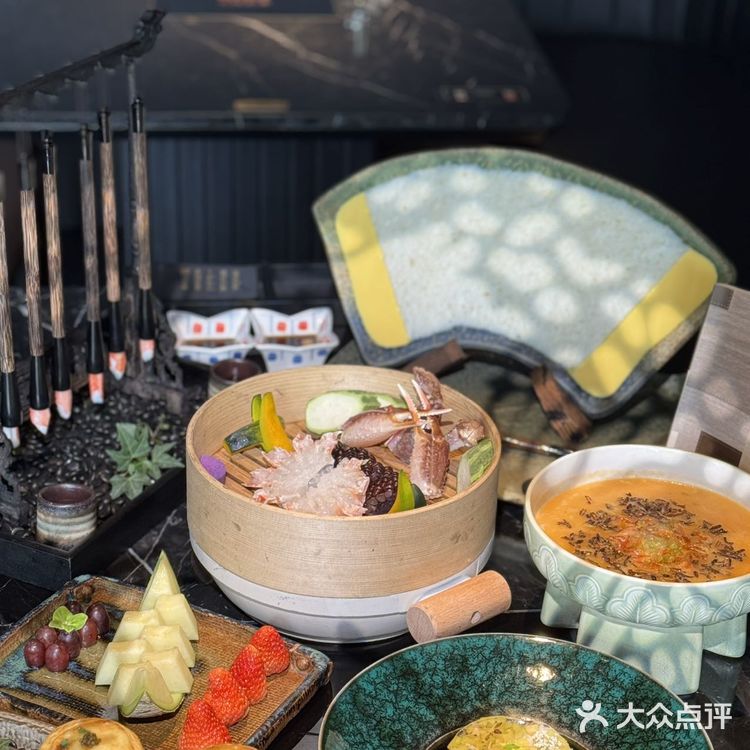 外滩畔,艺术与美食交织的午间绮梦