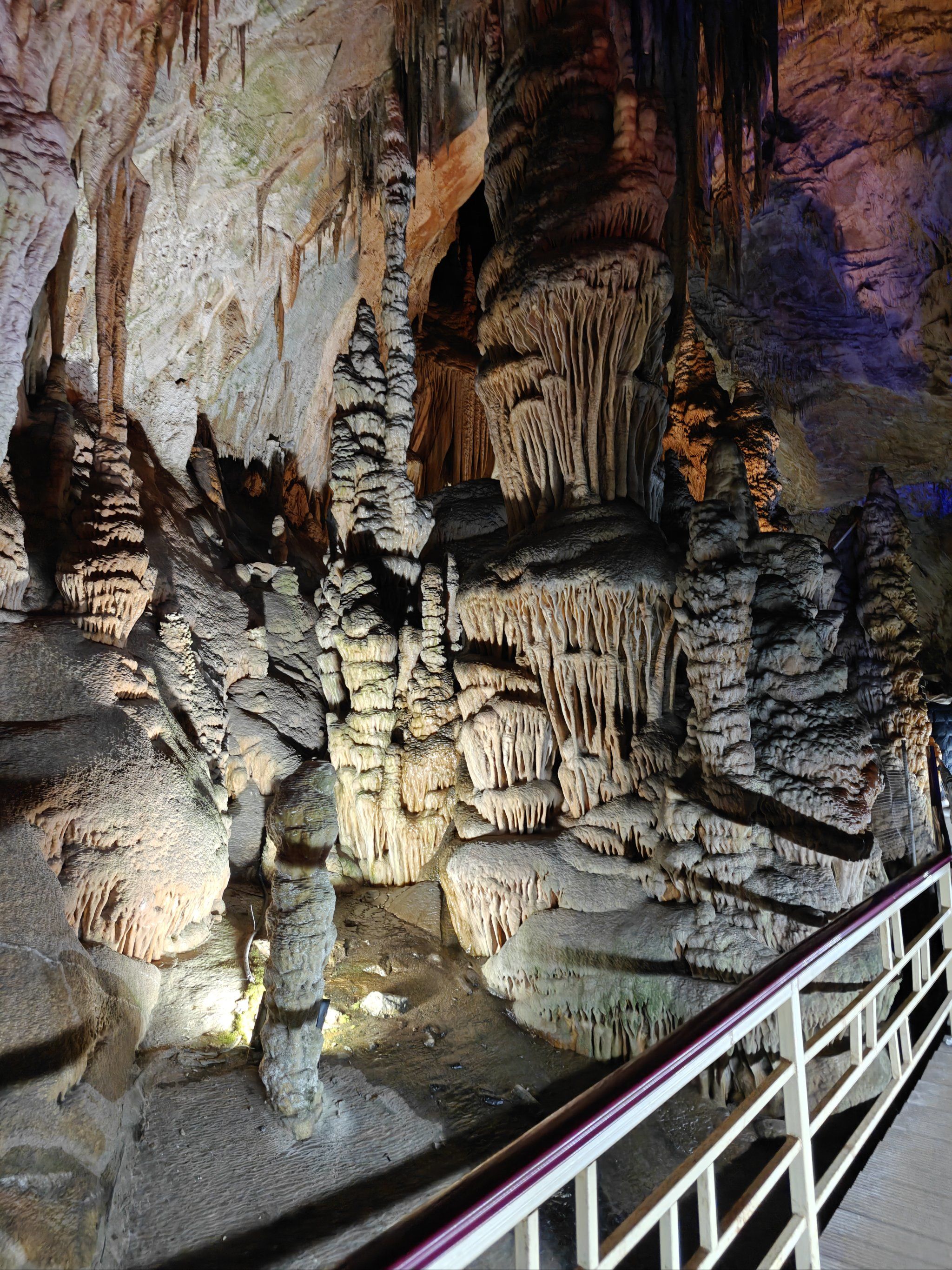 灯光下的溶洞,美得像画