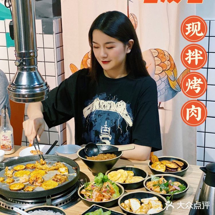 烤过之后还有肉汁,配上店里的蘸料,真的是一绝!
