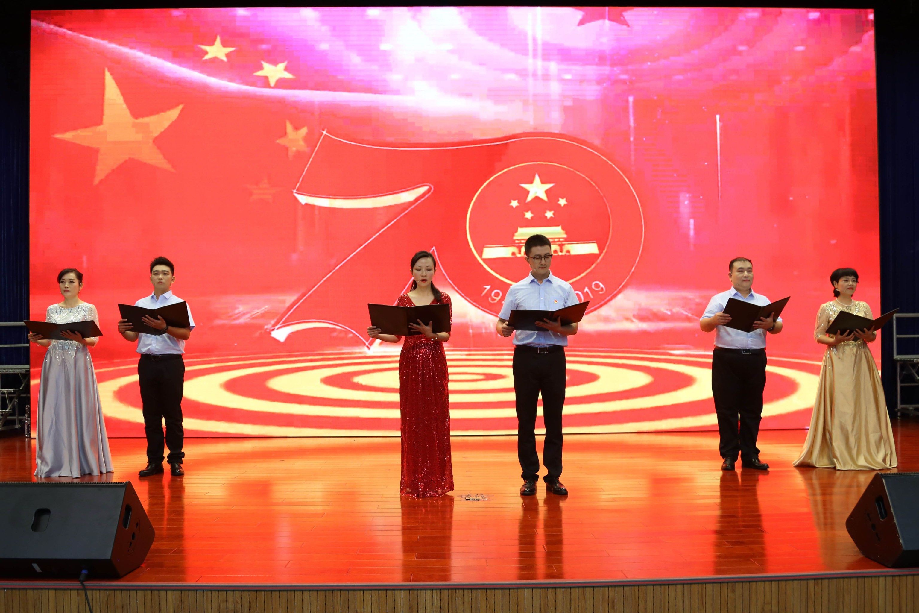 诗歌朗诵就是朗诵者用清晰的语言,响亮的声音