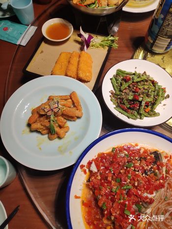 一家川菜店，位置在萧山宝龙广场，蛋黄南瓜中规中矩