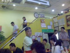 别以为中间那是服务员，其实那是勤劳的老板-大炮盐酥鸡
