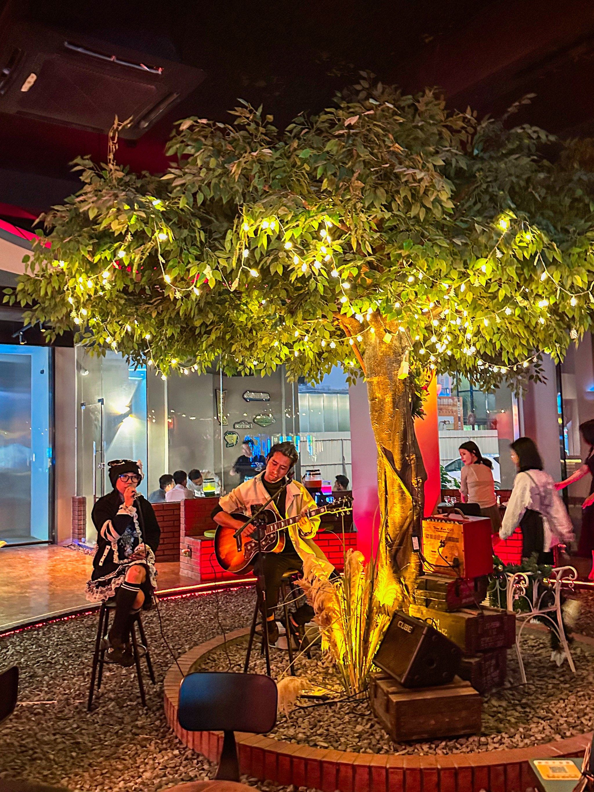 和朋友在壹中心附近溜达偶然发现的氛围感小酒馆