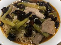 特色酸菜肉片米线-巴鑫田姐米线(巴南万达店)