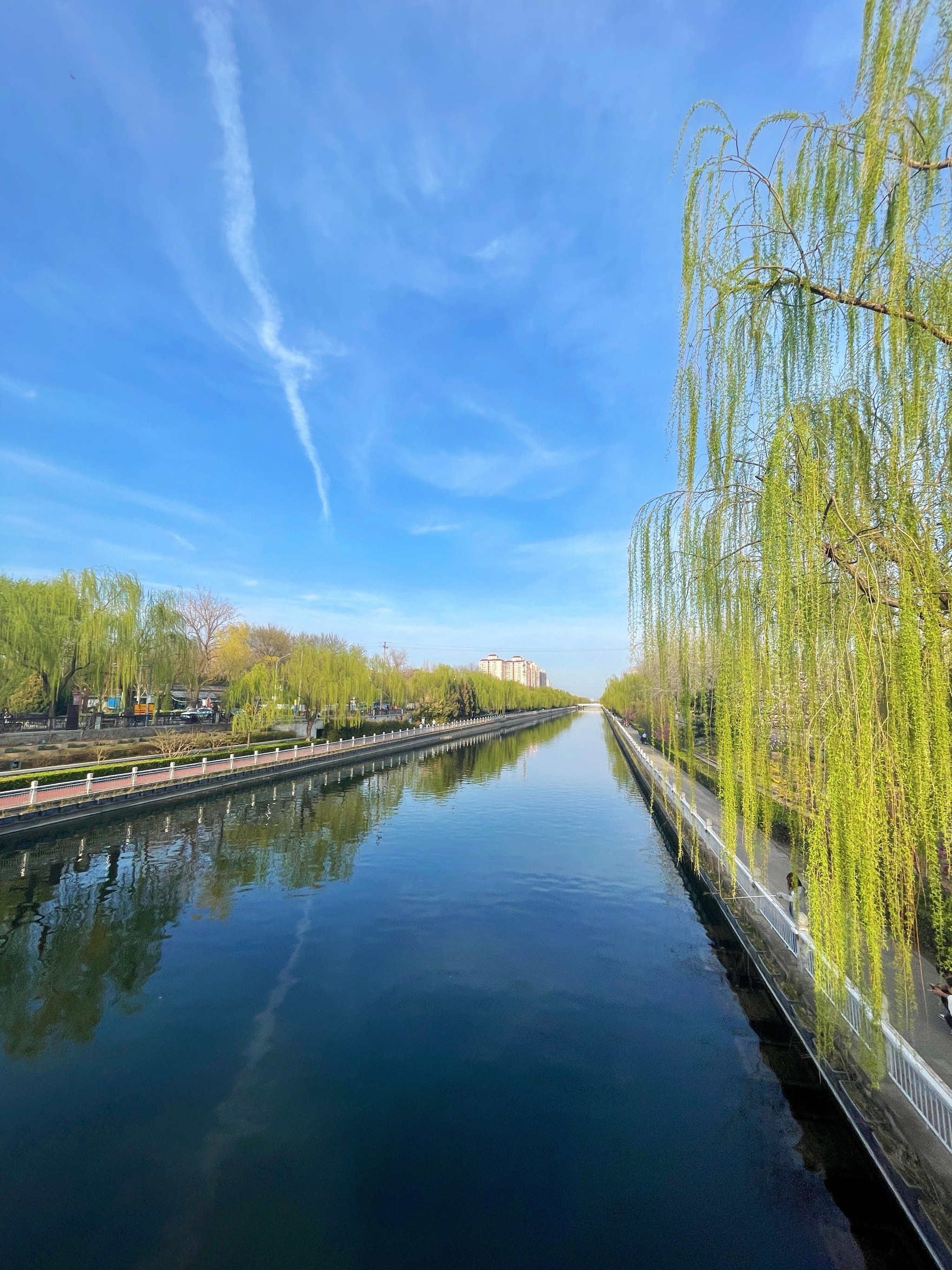 沿着护城河往东边溜达,河水倒映着蓝色的天空,阳光给大自然加了滤镜