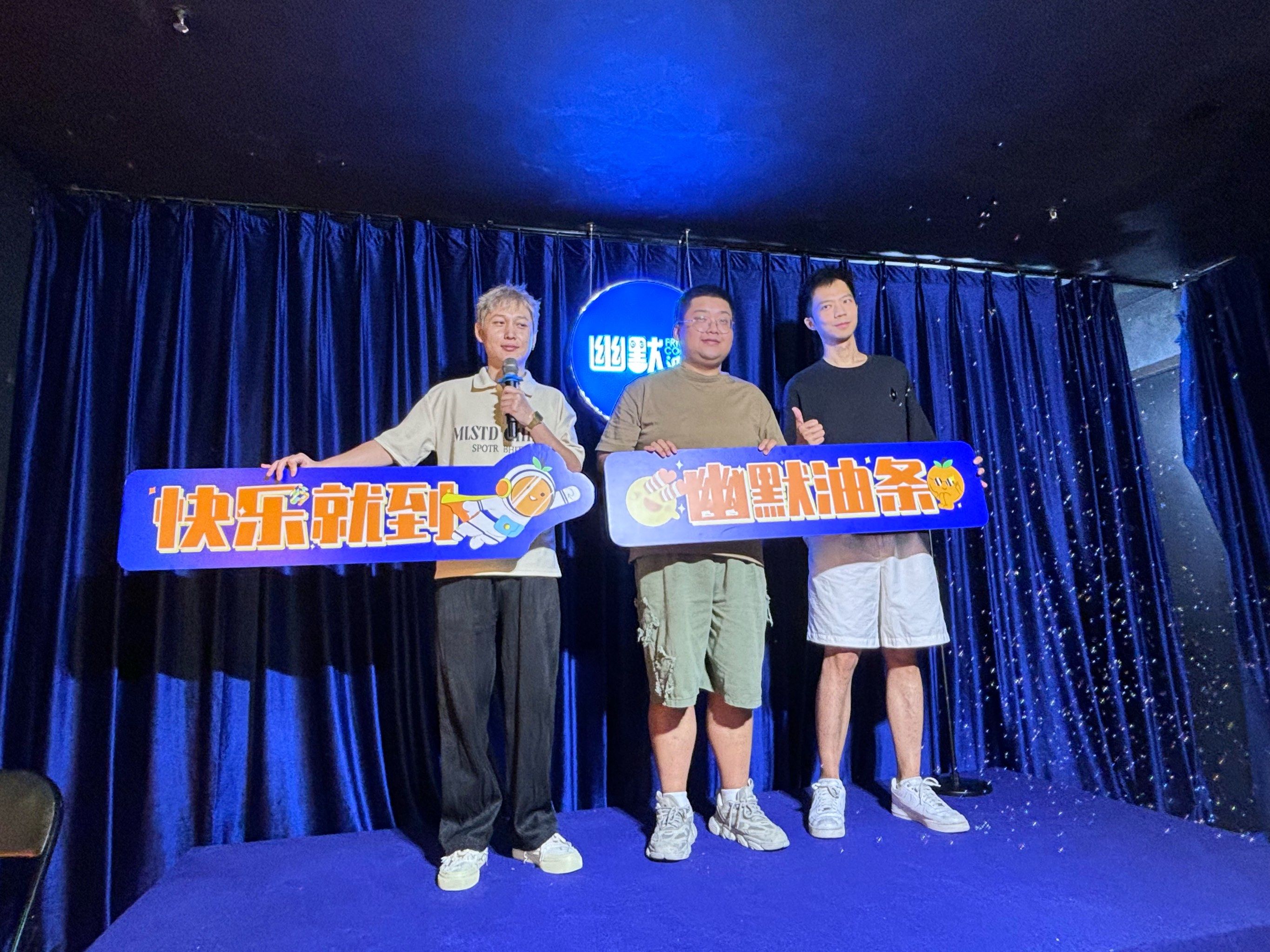 主持人很幽默哈哈哈,坐第一排也不会很尴尬