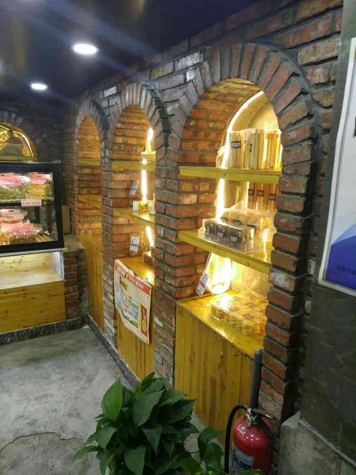 清真润林居烘培店(静宁路店"店位于静宁路南路玉佛寺的背后,隔壁惠