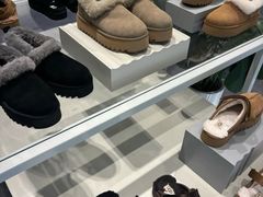 -UGG(燕莎奥特莱斯购物中心店)