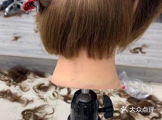 一般来说，我们到理发店跟理发师说要剪短头发