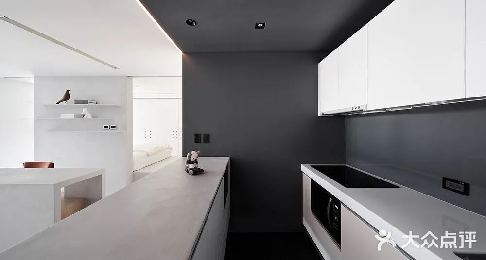 仅需要一间卧室，所以设计师在格局上做了很大改变