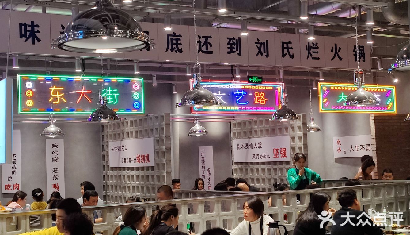 好吃不贵的正宗重庆火锅，麻辣排骨超香嫩。