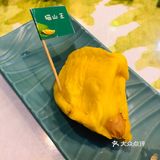 这是猫山王拼盘和它其中一个果肉～ 肉质很好