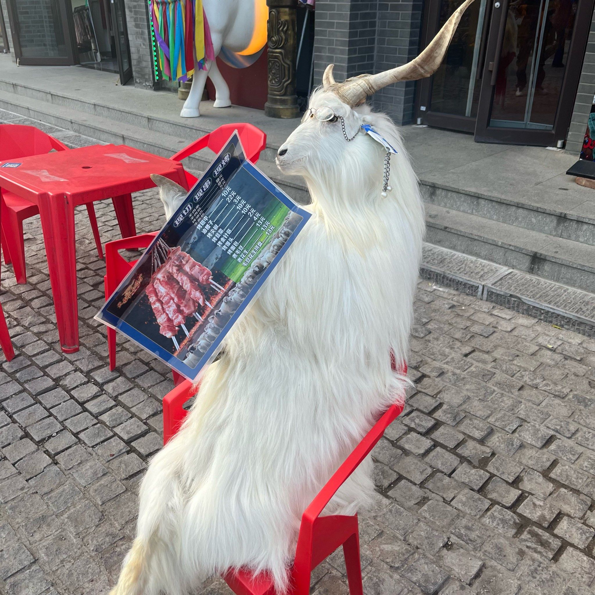 门口戴眼镜揽客的羊