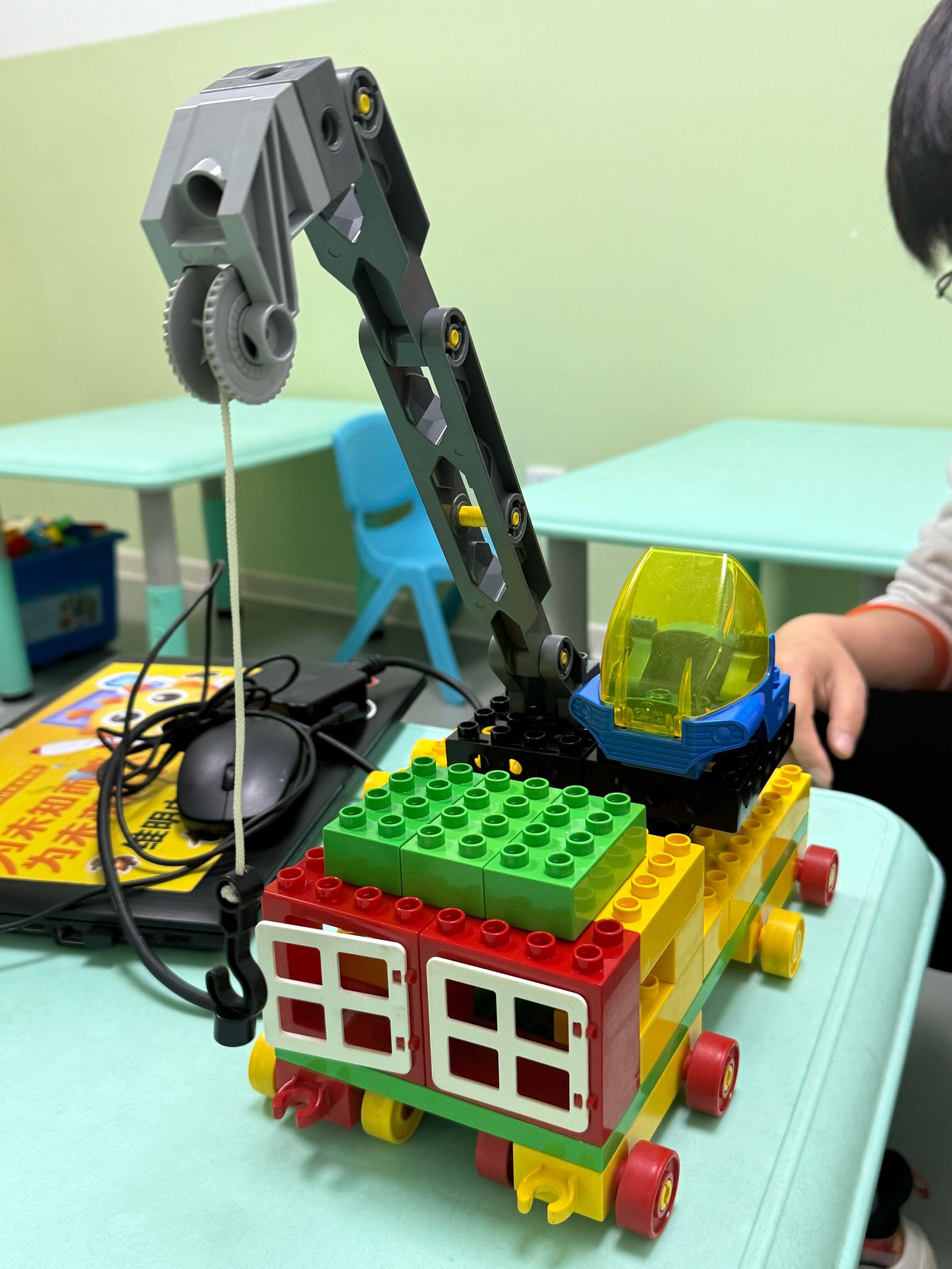 你可以使用乐高积木打造出精美的,可动的大吊车模型