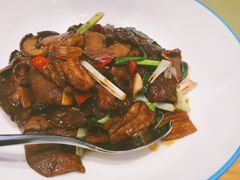 青蒜炒崂山菇-山东宾馆·齐鲁苑餐厅