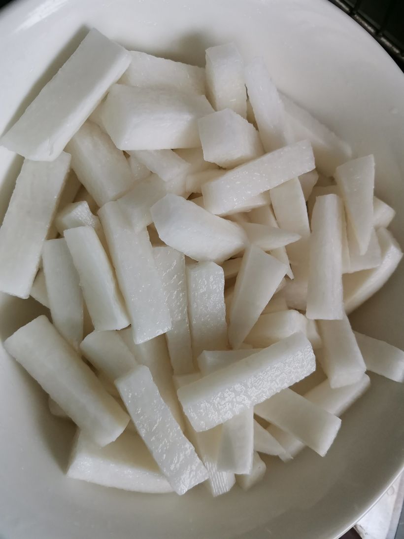 萝卜切条(个人更喜欢条的口感), 撒盐,静置半小时 挤掉水分!