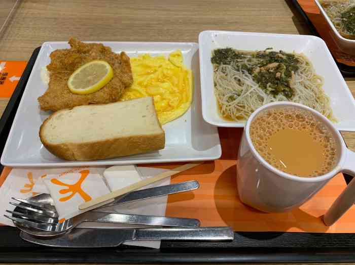 今朝带女儿上兴趣班去大快活食早餐收银姨姨一黎就介绍我地食鸡扒特价