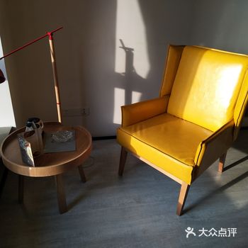 熙字的本意就是晒太阳的意思，所以设计师把9楼设为大堂