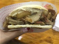 锅魁夹卤肉-洞子口张老二凉粉(文殊院店)