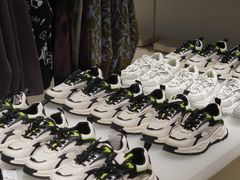 -URBAN REVIVO(欢乐海岸购物中心店)