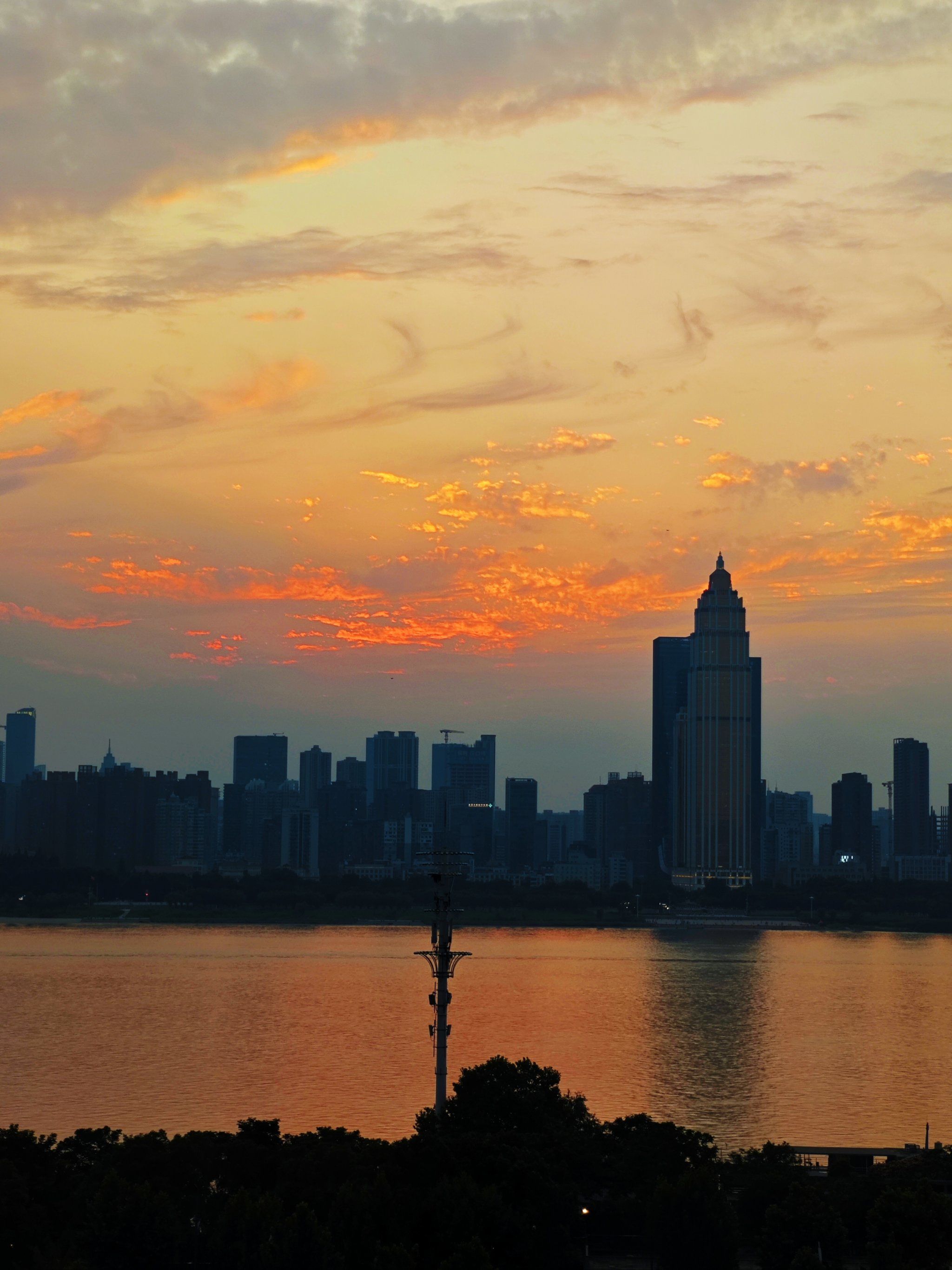 n
地址:武昌万象城7楼天台

#落日余晖映晚霞 #武汉旅游