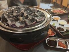 -围炉肉舍•炭烤活鳗•丹东海鲜烤肉(步行街店)