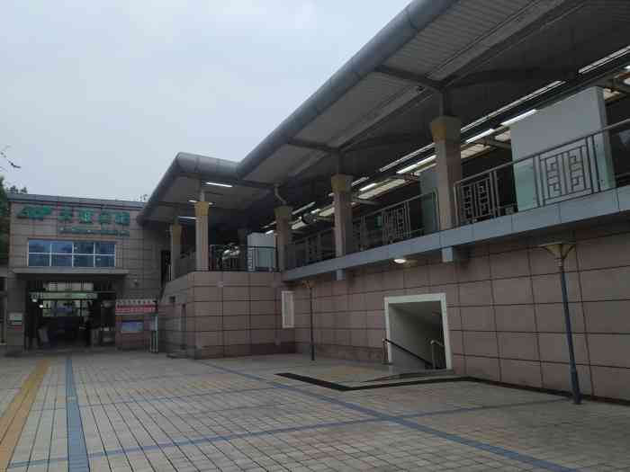 大渡口地铁站-"写到大渡口轻轨站,最喜欢的是春天三角梅开.