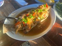 炸海鱼-自然餐厅(Phuket)