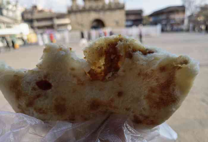 眼镜粑粑-"这家眼镜粑粑是官渡古镇里最有名的粑粑了.