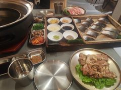 -围炉肉舍•炭烤活鳗•丹东海鲜烤肉(步行街店)