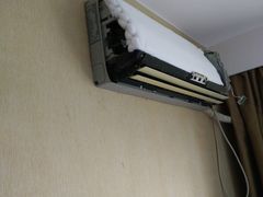 结霜的空调-上海棕榈滩海景酒店